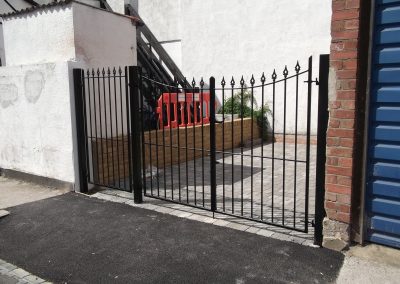 Straight bar entrance gates with inverted bow top